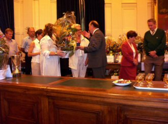 Gisele reçoit sa medaille de bronze du 2eme prix des mains de monsieur le maire Yves Urieta.