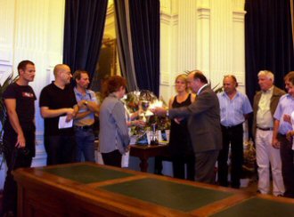 Mauricette reoit sa coupe du 7eme prix 
 des mains de monsieur le maire Yves Urieta.