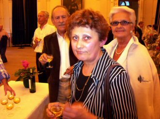 De gauche a droite René, Mauricette et Gisèle un verre de Jurançon a la main
